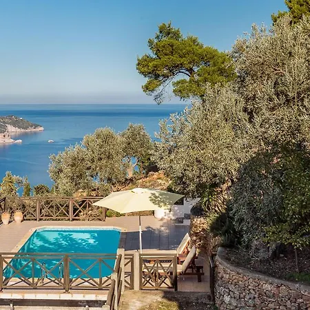 Sleeps 2 With Pool And Air Con