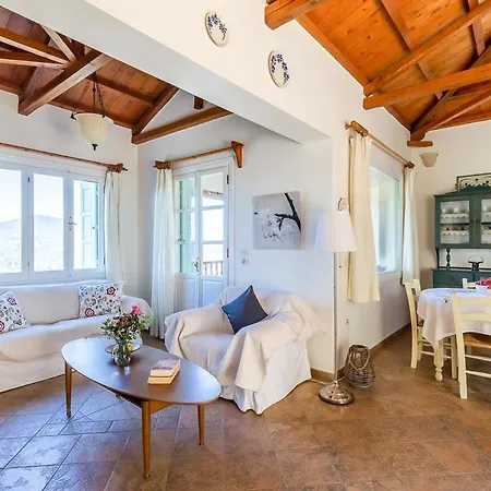 Sleeps 2 With Pool And Air Con *