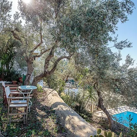 Sleeps 2 With Pool And Air Con